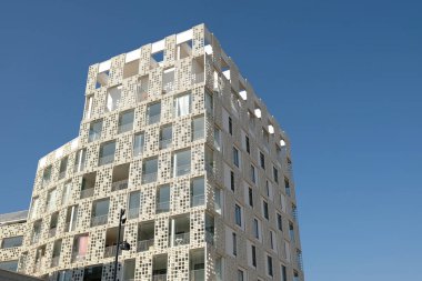 Modern beyaz açılış evinin dış cephesi. Pencerelere ve duvar dokusuna yakın plan mimari detaylar. Gayrimenkul, apartman dairesi ve ofis. Yaşayan daireler ya da ofis mimarisi.