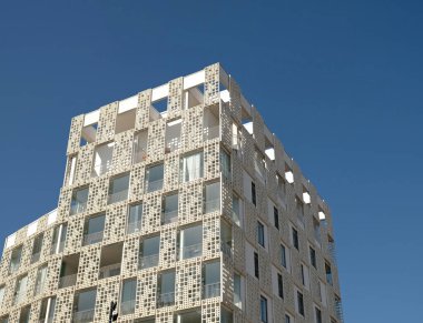 Modern beyaz açılış evinin dış cephesi. Pencerelere ve duvar dokusuna yakın plan mimari detaylar. Gayrimenkul, apartman dairesi ve ofis. Yaşayan daireler ya da ofis mimarisi.