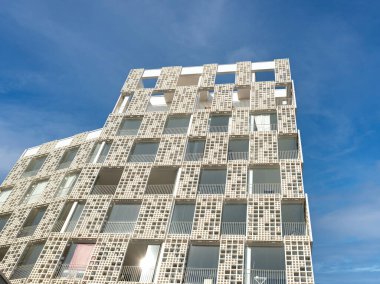 Modern beyaz açılış evinin dış cephesi. Pencerelere ve duvar dokusuna yakın plan mimari detaylar. Gayrimenkul, apartman dairesi ve ofis. Yaşayan daireler ya da ofis mimarisi.