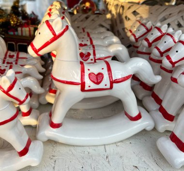 Noel dekorlu güzel bir dükkan ya da süpermarket. Satış, alışveriş, tüketim ve insan konsepti. Güzel dekoratif seramik atlar..