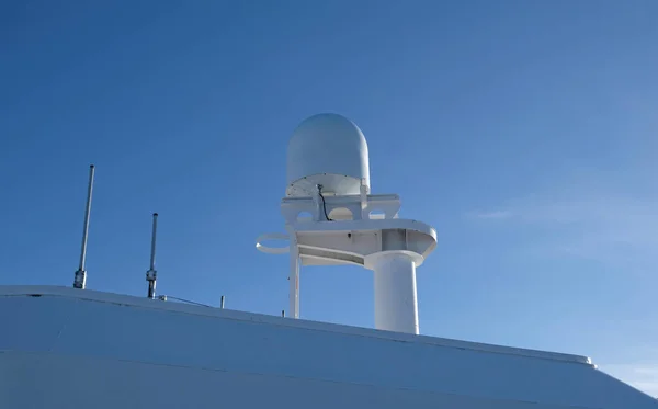 甚小口径终端 卫星互联网连接 船舶上层建筑上安装的导航设备 现代游轮上层甲板上的电信和导航设备 — 图库照片