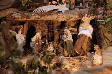 Bebek İsa 'nın doğum sahnesi. İsa 'nın doğumu sahnesindeki Magi. Üç Kralın İsa 'yı ziyaret etmesi Hristiyan geleneğidir. Noel dekoru