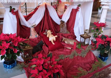 Bebek İsa 'nın doğum sahnesi. Katolik Hıristiyan beşiğinin elementleri. Kilisede dekor. Noel dekoru