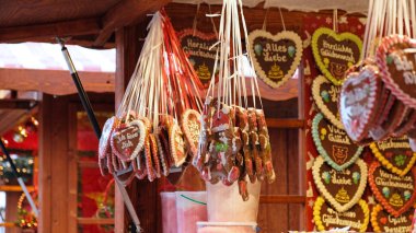 Kalpli geleneksel zencefilli kurabiyeler - Ich liebe Dich - Seni seviyorum - Almanya 'da Weihnachtsmarkt, Avrupa' da pazarda satılıyor.. 