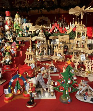 Berlin Noel Pazarı 'nda Tahta oyuncaklar Noel Ağacı Dekorasyonu - Kasım 2022. Ahşap figürler, Fındıkkıranlar Panayırda ve Markette El Sanatları Malzemeleri Dükkanında. 