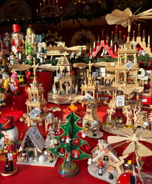 Berlin Noel Pazarı 'nda Tahta oyuncaklar Noel Ağacı Dekorasyonu - Kasım 2022. Ahşap figürler, Fındıkkıranlar Panayırda ve Markette El Sanatları Malzemeleri Dükkanında. 