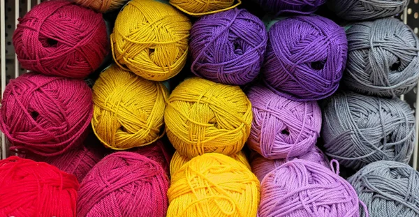 Colorful Yarn Balls Wool Fabric Shop Background Colored Acrylic Yarn — Stock Photo, Image