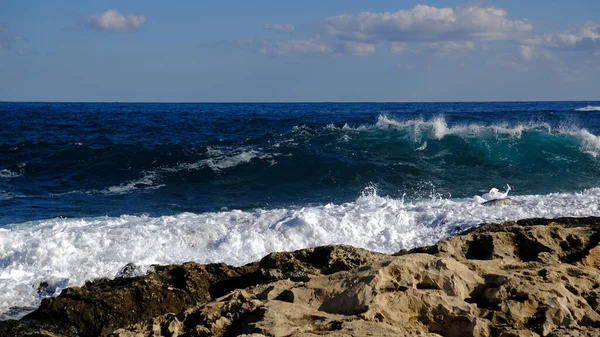 青い海の波と白い泡とスプラッシュ マルタ島の石のビーチ 砂浜はありません 夏休みの国境フレームの概念 熱帯の島の休暇の背景 観光旅行バナーデザインテンプレート ストック画像