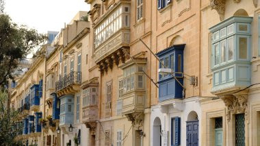 Akdeniz adası Malta 'daki tipik evlerin dışında. Malta 'daki şehirlerde tipik konut evleri, birden fazla kat ve renkli ahşap balkonlar ve güzel kireçtaşı binalar..