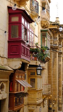 Akdeniz adası Malta 'daki tipik evlerin dışında. Malta 'daki şehirlerde tipik konut evleri, birden fazla kat ve renkli ahşap balkonlar ve güzel kireçtaşı binalar..