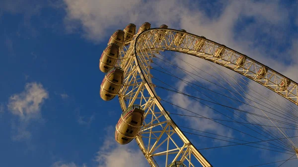Ferris Wheel Amusement Park Background Blue Sky Clouds Low Angle — Stock Photo, Image