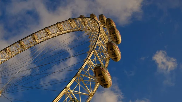 Ferris Wheel Amusement Park Background Blue Sky Clouds Low Angle — Stock Photo, Image