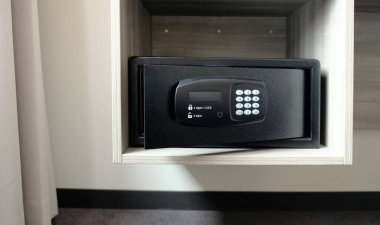 Dolaptaki metal kasa. Otelde para ya da değerli eşya saklamak için küçük bir kasa. Şifre girmek için düğmeleri olan güvenli kapıyı aç. Dolapta küçük bir kasa var. Boş kasa.