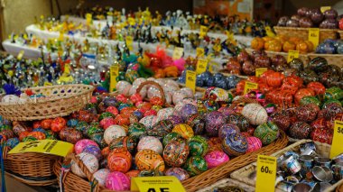 Paskalya için güzel renkli bir dekor. Geleneksel renkli Paskalya yumurtaları Çek Cumhuriyeti Prag 'da bir pazarda satılmaktadır..