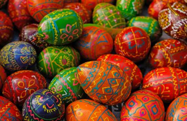 Paskalya için güzel renkli bir dekor. Geleneksel Paskalya renkli yumurtalar. Seçici odak.