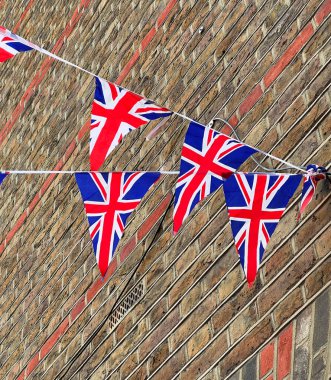 İngiliz Sendikası 'nın bayrağı tuğla duvara asılı, ulusal bayram kutlamalarına hazır. İngiltere 'de sokak partisi dekorasyonu. Seçici odak.