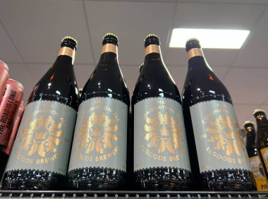 Taç giyme töreni Ale 2023 MS şişe içkileri Londra 'daki süpermarketin rafında sergileniyor - Nisan 2023. Kral III. Charles 'ın taç giyme töreninin anısına..