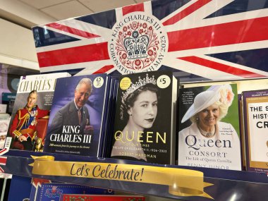 Kraliyet Ailesi 'nin kitaplarıyla dolu bir kitapçı. Kral III. Charles, Kraliçe 2. Elizabeth, Kraliçe Camilla. Londra - Nisan 2023. Kral III. Charles 'ın taç giyme töreninin anısına..