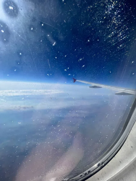 Näkymä Lentokoneen Ikkunasta Kaunis Pilvi Sinisellä Taivaalla Ihana Panoraama Valkoisten — kuvapankkivalokuva