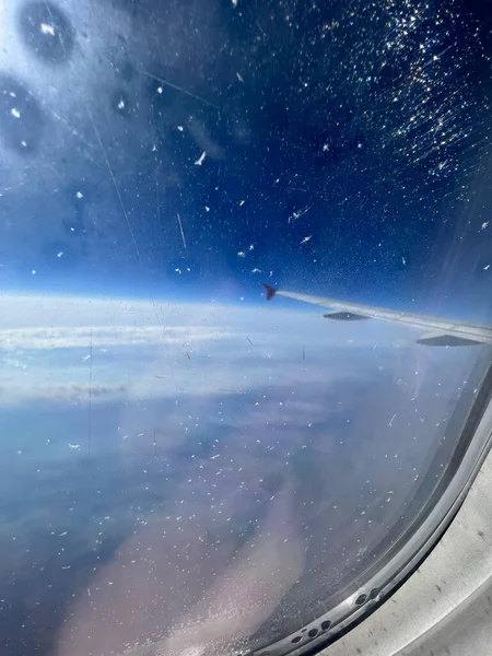 飛行機の窓からの眺め 青空が広がる美しい雲景 飛行機の窓から見える白い雲の上に素晴らしいパノラマ 空気の概念によって旅行 選択的焦点 — ストック写真