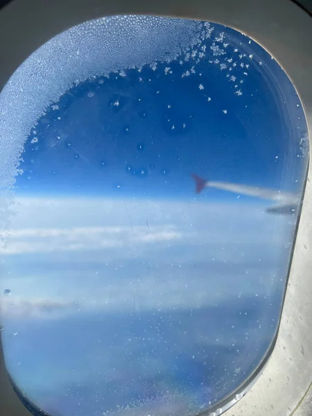 Uçak Penceresinden Bak Mavi Gökyüzü Ile Güzel Bulut Manzarası Beyaz — Stok fotoğraf