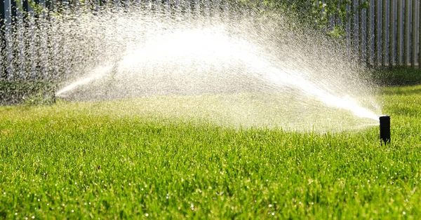 Automatyczny System Nawadniania Ogrodu Podlewania Trawnika Oszczędność Wody Dzięki Systemowi — Zdjęcie stockowe