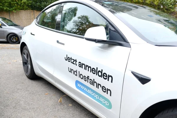 Tesla beyaz elektrikli arabası Viyana, Avusturya 'da - Ekim, 2023. Avusturyalı E-otomobil paylaşım şirketi ELOP, kısa vadeli araba kiralama, ekonomi ve işbirlikçi tüketim, kendi kendine sürüş sistemi.