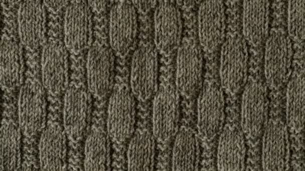스웨터의 조각의 비디오 뜨개질을 모양을 케이블을 뜨개질을 클로즈업 Handmade 뜨개질을 — 비디오