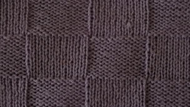 스웨터의 조각의 비디오 클로즈업 Handmade 뜨개질을 짜임새 비정상적인 — 비디오