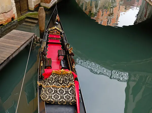 Пустая Гондола Припаркована Венецианском Канале Вид Мост Через Канал Отражение Стоковое Изображение