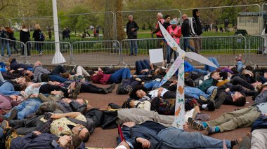 Londra, İngiltere - 22 Nisan 2023. Yok oluş İsyanı göstericileri barışçıl bir iklim değişikliği protestosu sırasında kaldırıma uzandılar. Uluslararası Toprak Ana Günü.