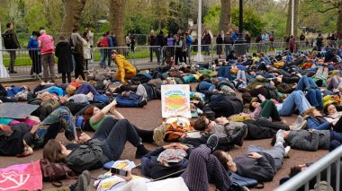 Londra, İngiltere - 22 Nisan 2023. Yok oluş İsyanı göstericileri barışçıl bir iklim değişikliği protestosu sırasında kaldırıma uzandılar. Uluslararası Toprak Ana Günü.