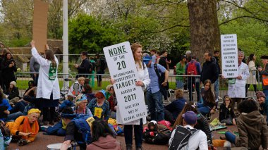 Londra, İngiltere - 22 Nisan 2023. Yok oluş İsyanı göstericileri barışçıl bir iklim değişikliği protestosu sırasında kaldırıma uzandılar. Uluslararası Toprak Ana Günü.