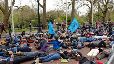 Londra, İngiltere - 22 Nisan 2023. Yok oluş İsyanı göstericileri barışçıl bir iklim değişikliği protestosu sırasında kaldırıma uzandılar. Uluslararası Toprak Ana Günü.