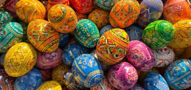 Paskalya için güzel renkli bir dekor. Geleneksel Paskalya renkli yumurtalar. Seçici odak.