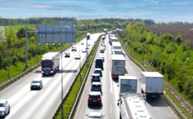 Otobanda trafik var. Otobanda trafik sıkışık. Bulanık görünüm.