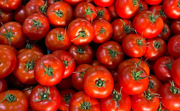 stock image Red tomatoes on market table close-up, top view. Vitamin healthy food image. Fresh organic vegetables and tomatoes, Vegan raw food. Clean eating concept. 