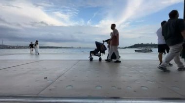 Timelapse - İstanbul 'un Galata limanının yeni seti boyunca insanların hareketi, Boğaz manzarası.