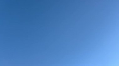 Parlak, geniş, bulutsuz mavi bir gökyüzü, çarpıcı arka planlar ya da doğal temalar yaratmak için mükemmel. Açık mavi gökyüzü. Ufkun gökyüzü zaman çizelgesi, güzel bir arka plan. Hava ve hareketlilik