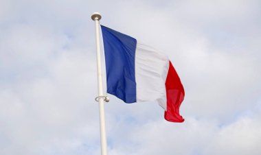 Bulutlu arka planda dalgalanan Fransız ulusal bayrağı. Bayrak direğindeki bayrak rüzgarda dalgalanıyor. Bu resim Fransa 'nın ruhunu yansıtıyor: özgürlük, eşitlik, kardeşlik..