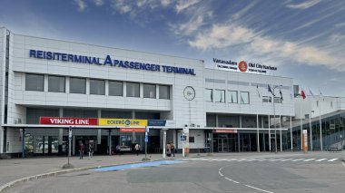 Tallinn, Estonya 'daki Yolcu Terminali binasının görüntüsü - 9 Haziran 2025. Eski Şehir Limanı. Görüntü, turizmin, ulaşımın ve Estonya başkentine açılan kapının özünü yansıtıyor..