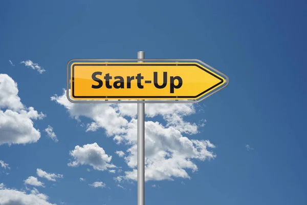 Yellow Startup Start Pijl Teken Post Voorkant Van Blauwe Lucht — Stockfoto