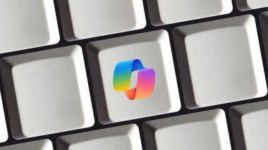 Kopilot AI logosu yenilik ve modern teknolojiyi temsil eden bir klavye tuşunda sergilendi