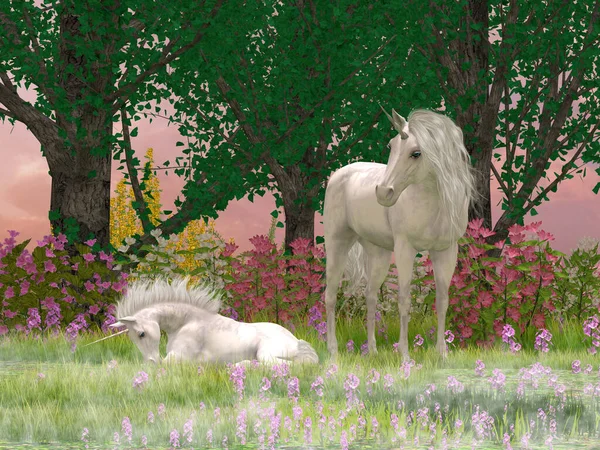 晨雾弥漫在草地上 草地上长满了草和花朵 簇拥着一只独角兽母马 保护着它的小鹿 — 图库照片