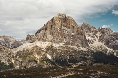 Çok sayıda kayayla kaplı görkemli bir dağ yamaçlarına dağılmış doğal güzellikler ve engebeli araziler sergiliyor.