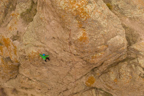 Man Climber Felsklettern Klippen Tamgaly Tas Kasachstan Luftaufnahme — Stockfoto