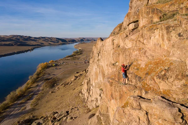 Man Climber Felsklettern Klippen Tamgaly Tas Kasachstan Fluss Und Steppe — Stockfoto