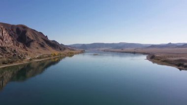 Güneşli günde Ili Nehri ve Kazak Steppe. Hava görüntüsü. İnsansız Hava Aracı Düşük Seviyede İlerliyor