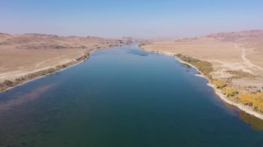 Güneşli günde Ili Nehri ve Kazak Steppe. Hava görüntüsü. Drone İleri Uçuyor, Eğil. Görüntü Görüntüsü