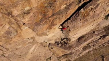 Tırmanan Adam Kaya tırmanışı. Crack Trad Tırmanışı. Tamgaly Tas, Kazakistan. Hava Görünümü